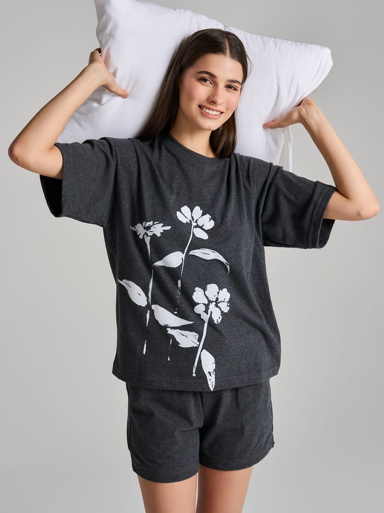 Пижама с футболкой и шортами