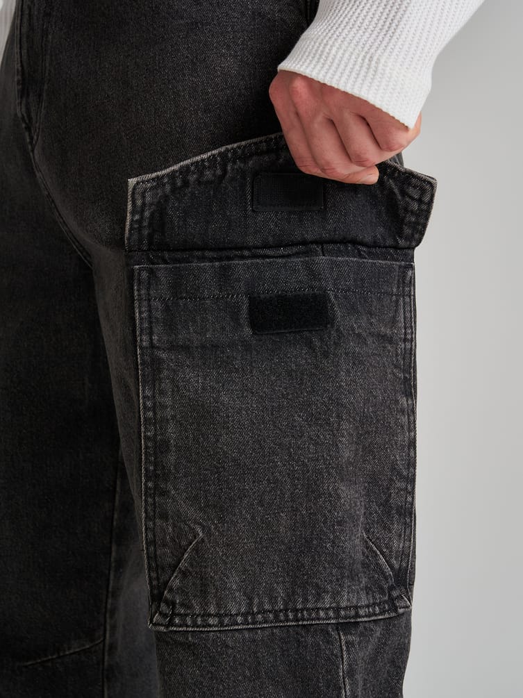 Зауженные джинсы карго с боковыми карманами