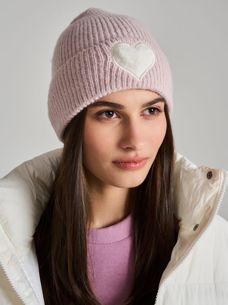 Вязаная шапка с плюшевым сердцем