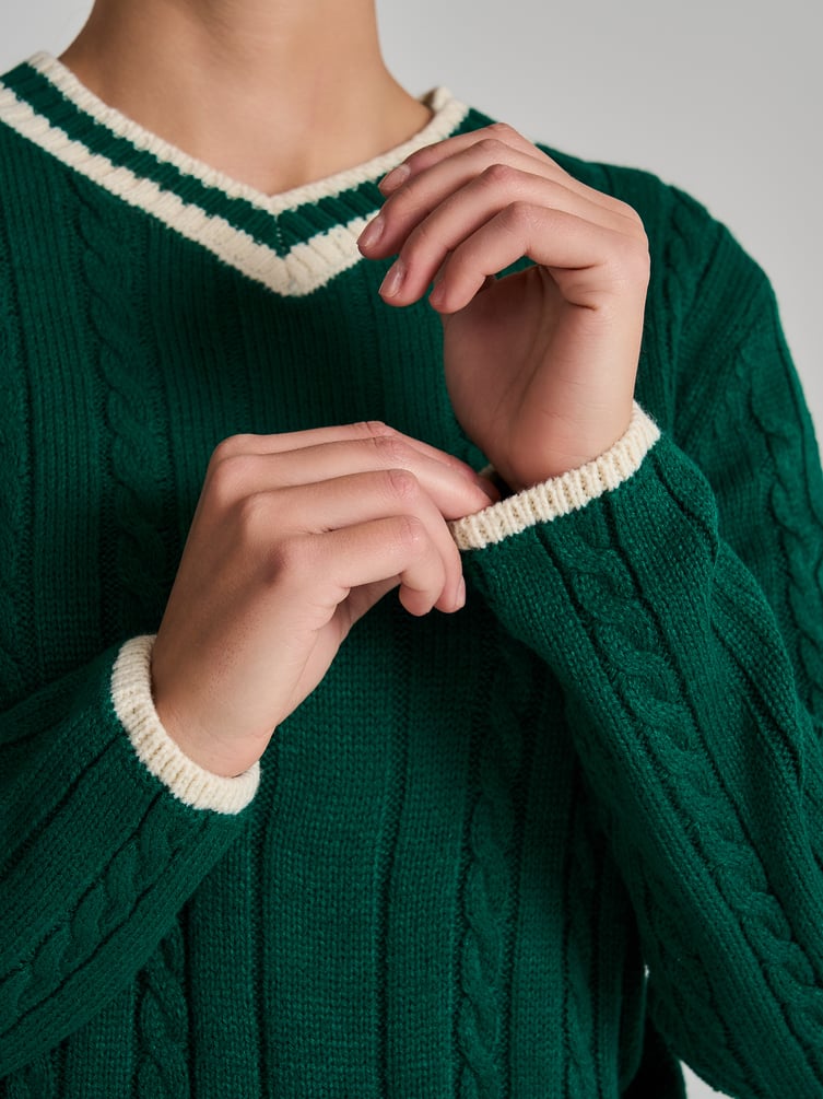 Пуловер вязаный с косами