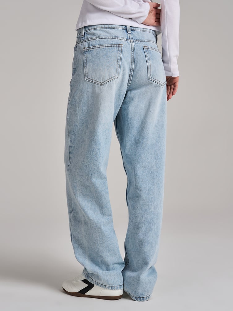 Джинсы прямые со смещенными боковыми швами