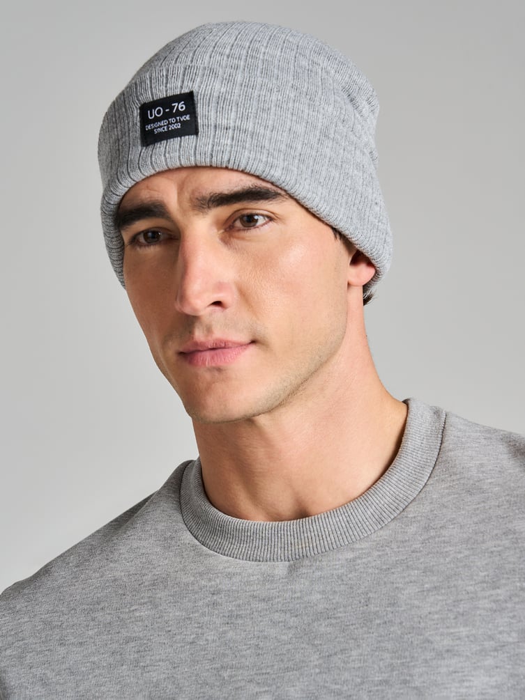 Трикотажная осенняя шапка бини с нашивкой