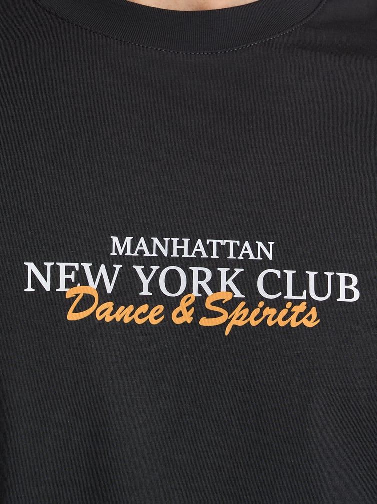 Футболка с принтом на спине