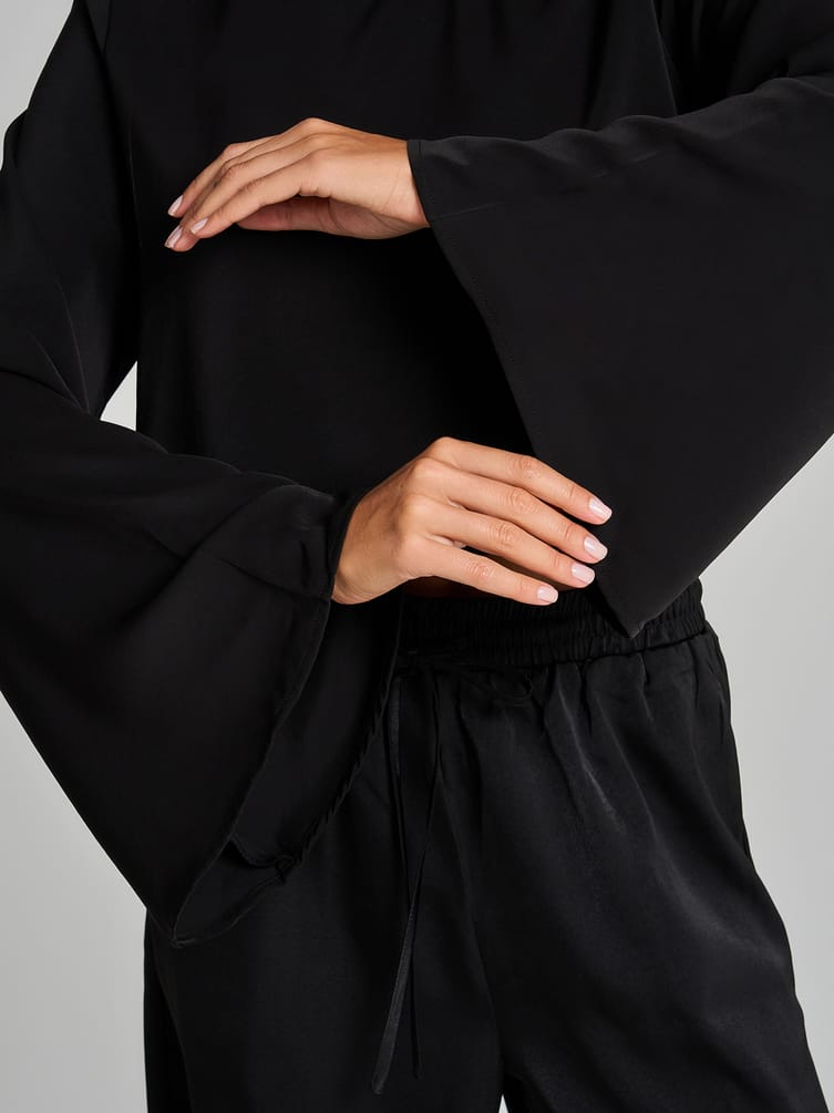 Блузка офисная нарядная с рукавом клеш