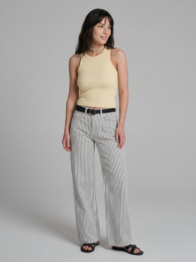 Майка на широких бретелях в рубчик