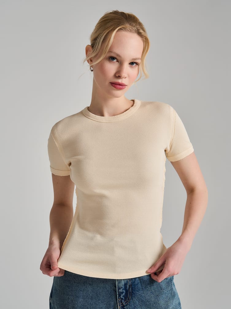 Футболка в рубчик с внешними швами