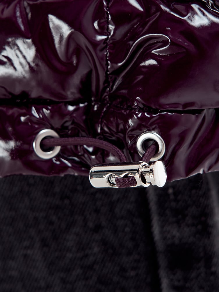 Болоньевая куртка с капюшоном на синтепоне