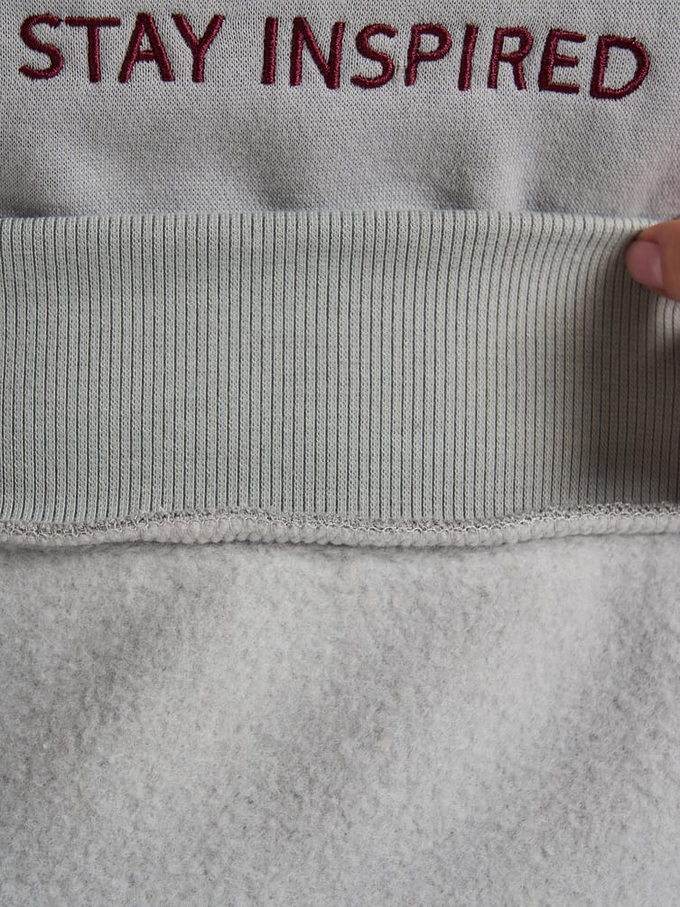 Толстовка теплая с полузамком с вышитой надписью