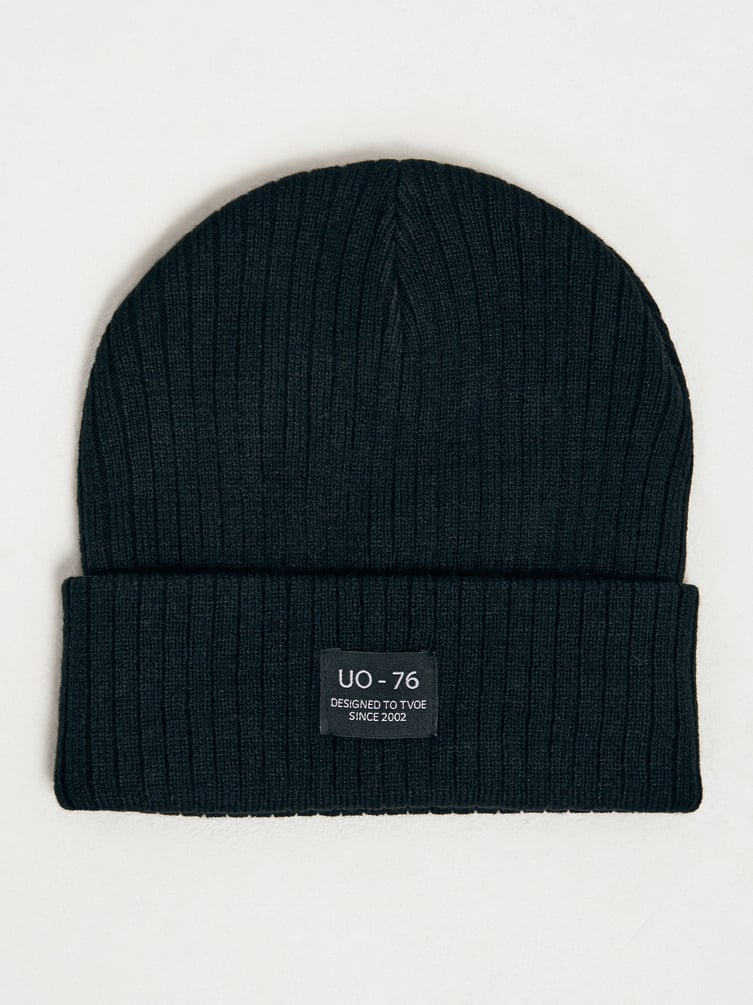 Трикотажная осенняя шапка бини с нашивкой