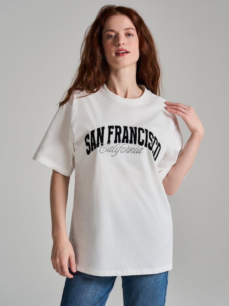 Хлопковая футболка оверсайз с вышивкой надписи