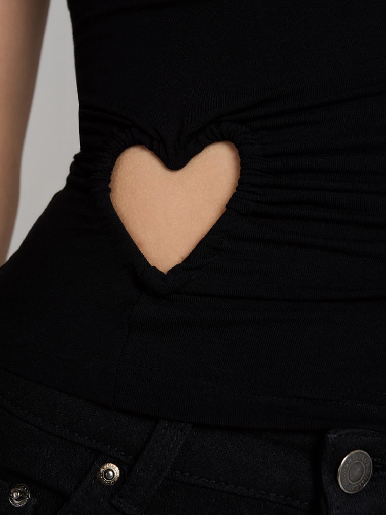 Футболка приталенная с вырезами сердце