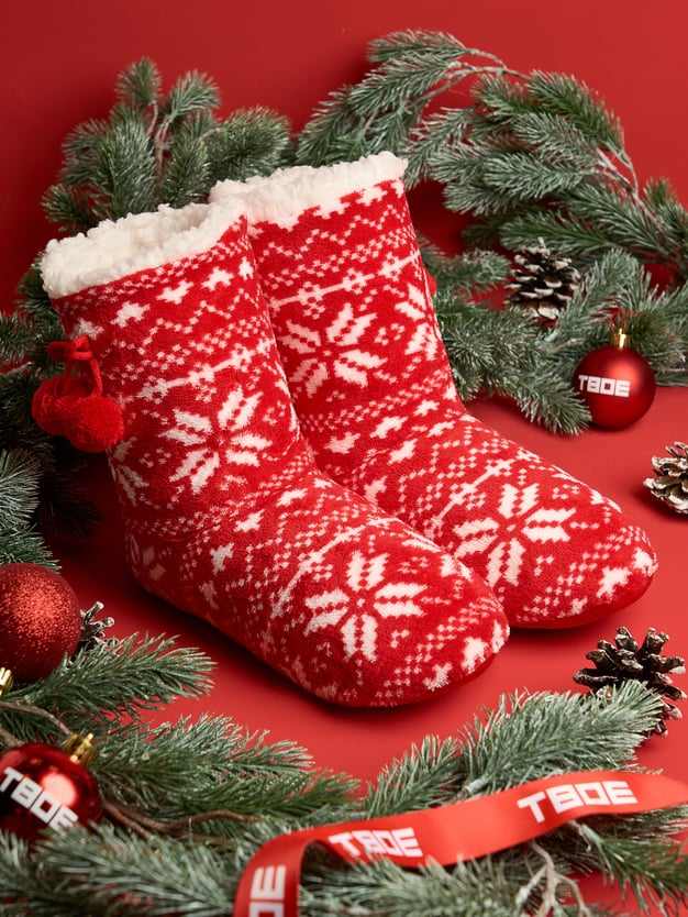 Плюшевые домашние сапожки чуни с орнаментом снежинок