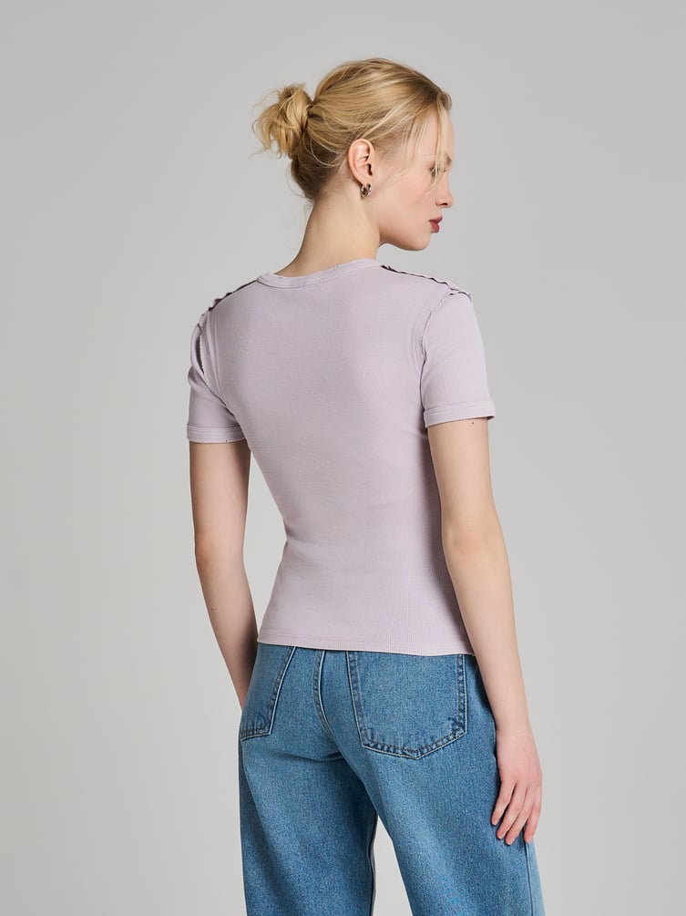 Футболка в рубчик с внешними швами