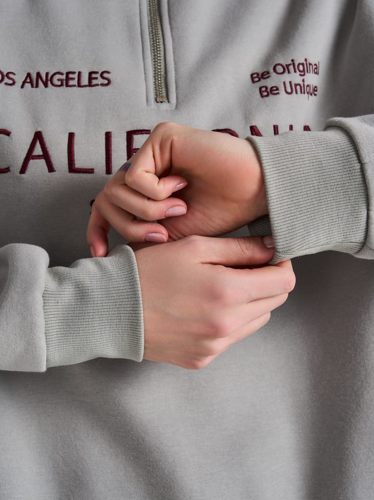 Толстовка теплая с полузамком с вышитой надписью