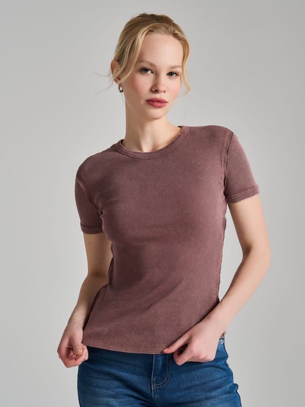 Футболка в рубчик с внешними швами