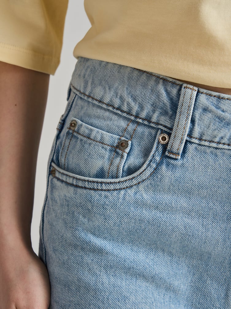 Джинсы прямые со смещенными боковыми швами