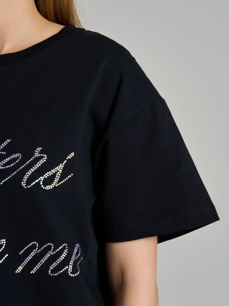 Футболка оверсайз с надписью стразами