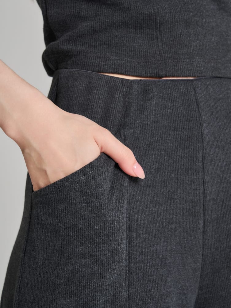 Широкие брюки в рубчик со стрелками