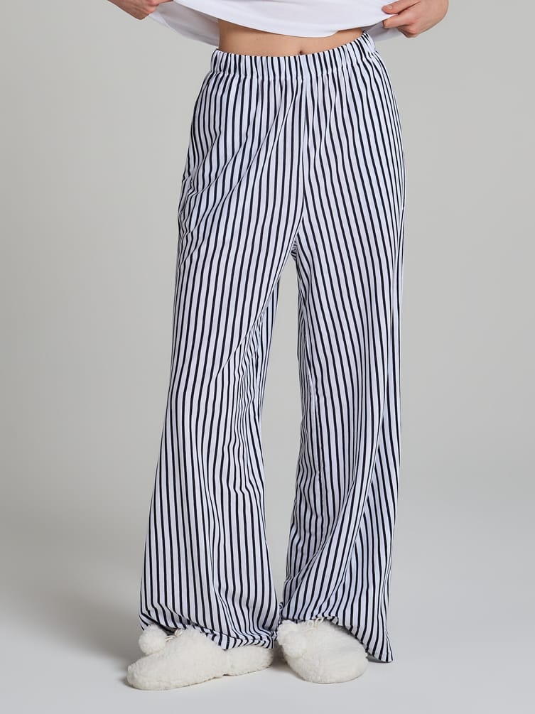 Пижама с футболкой и штанами в полоску