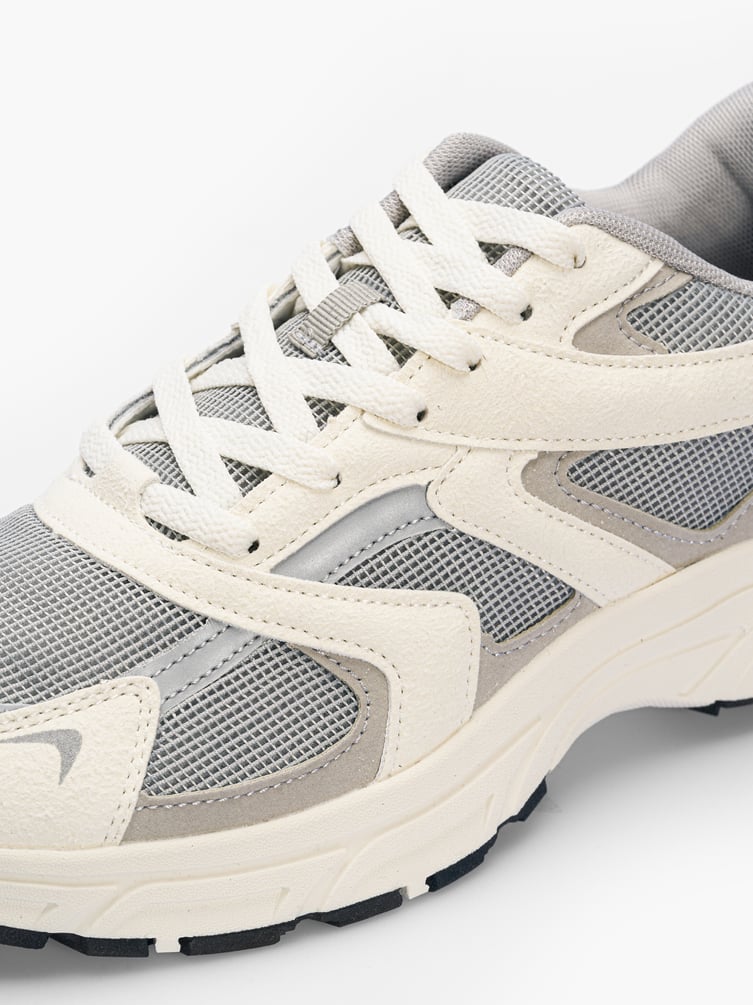 Спортивные кроссовки с сеткой