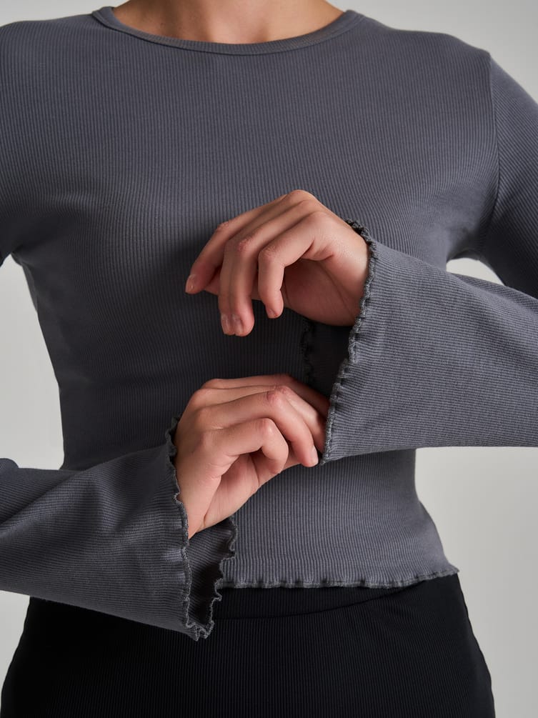 Лонгслив кроп с рукавами клеш