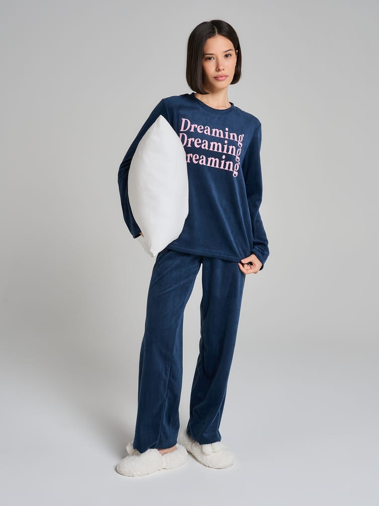 Пижама плюшевая с надписью и брюками