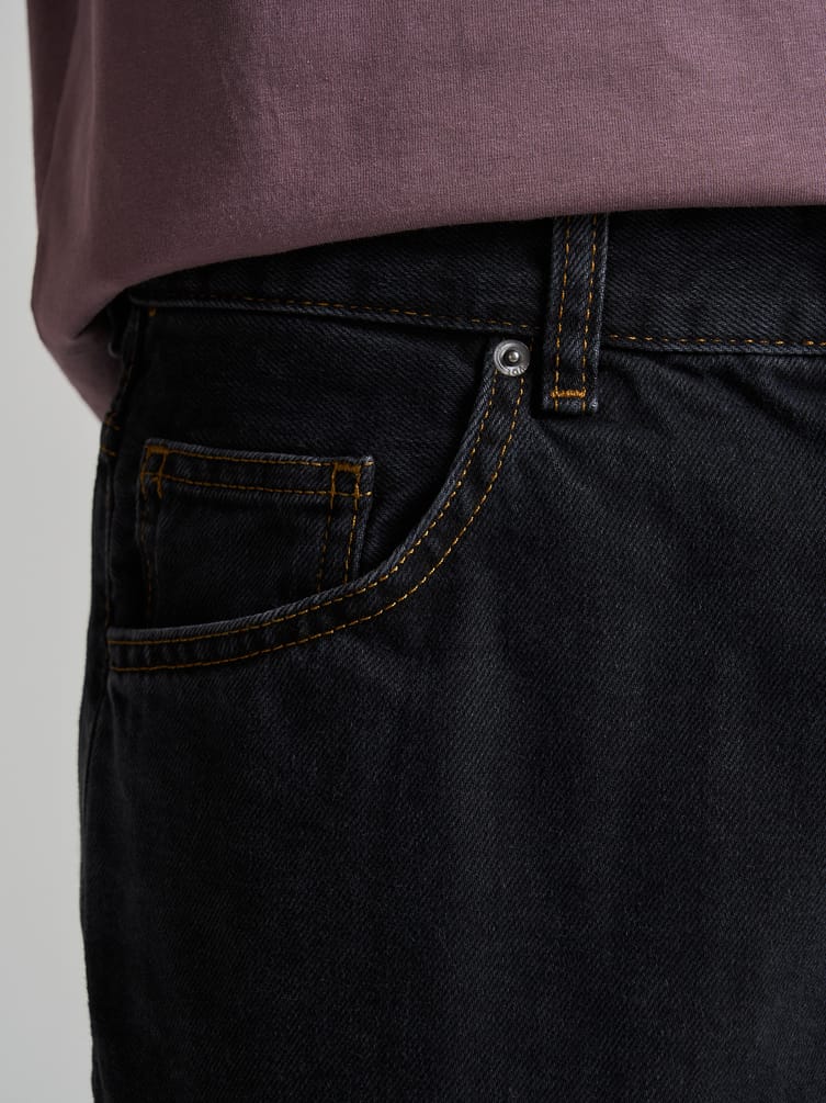 Джинсы слегка расклешенные