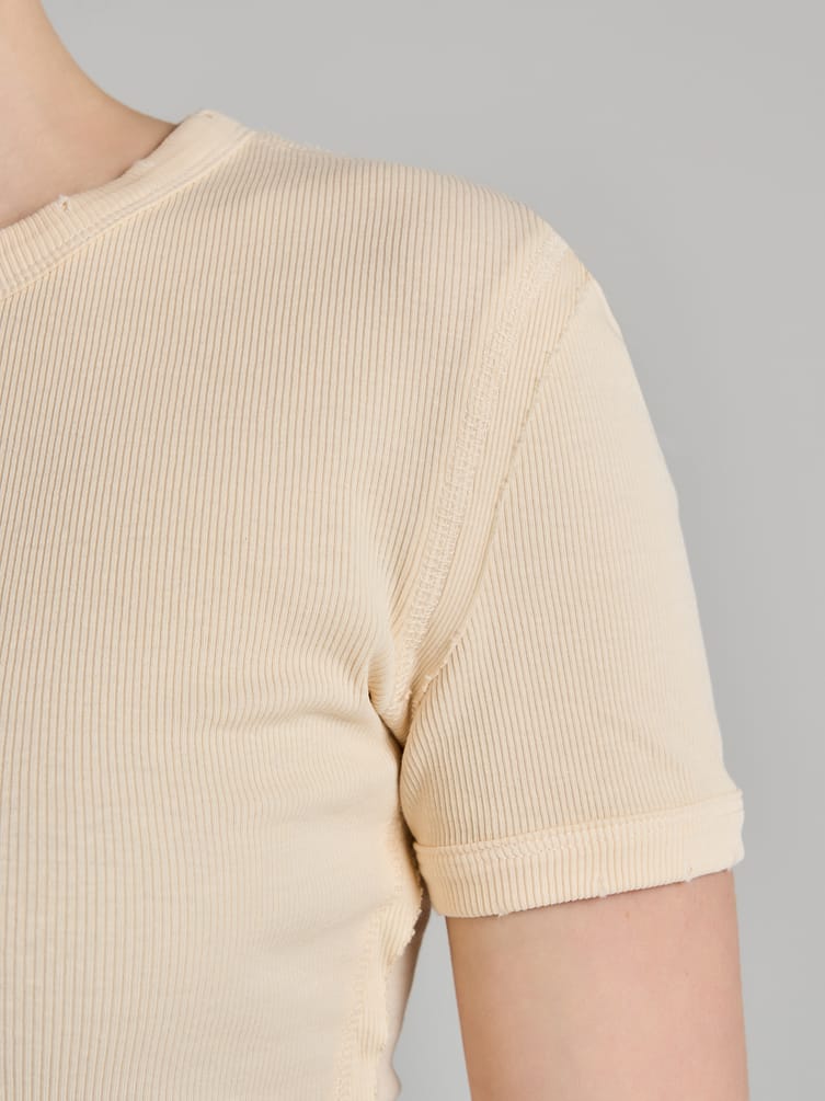Футболка в рубчик с внешними швами