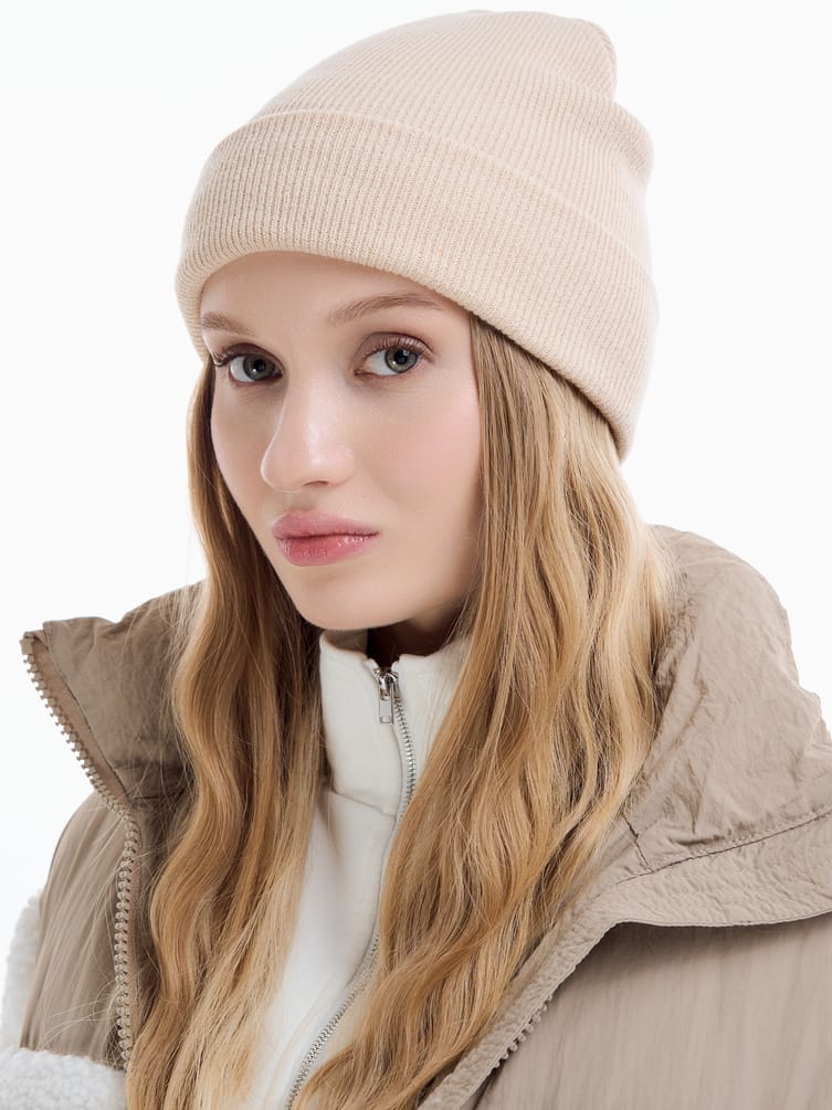 Осенняя вязаная шапка бини с люрексом