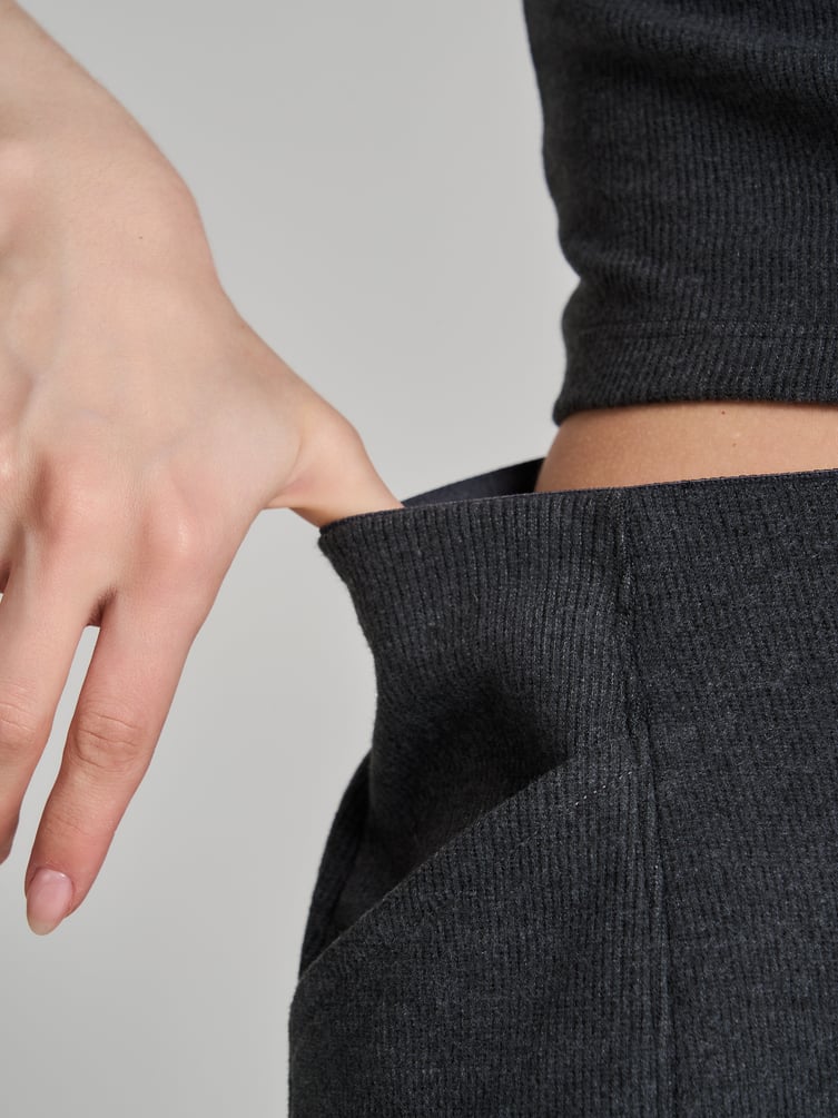 Широкие брюки в рубчик со стрелками