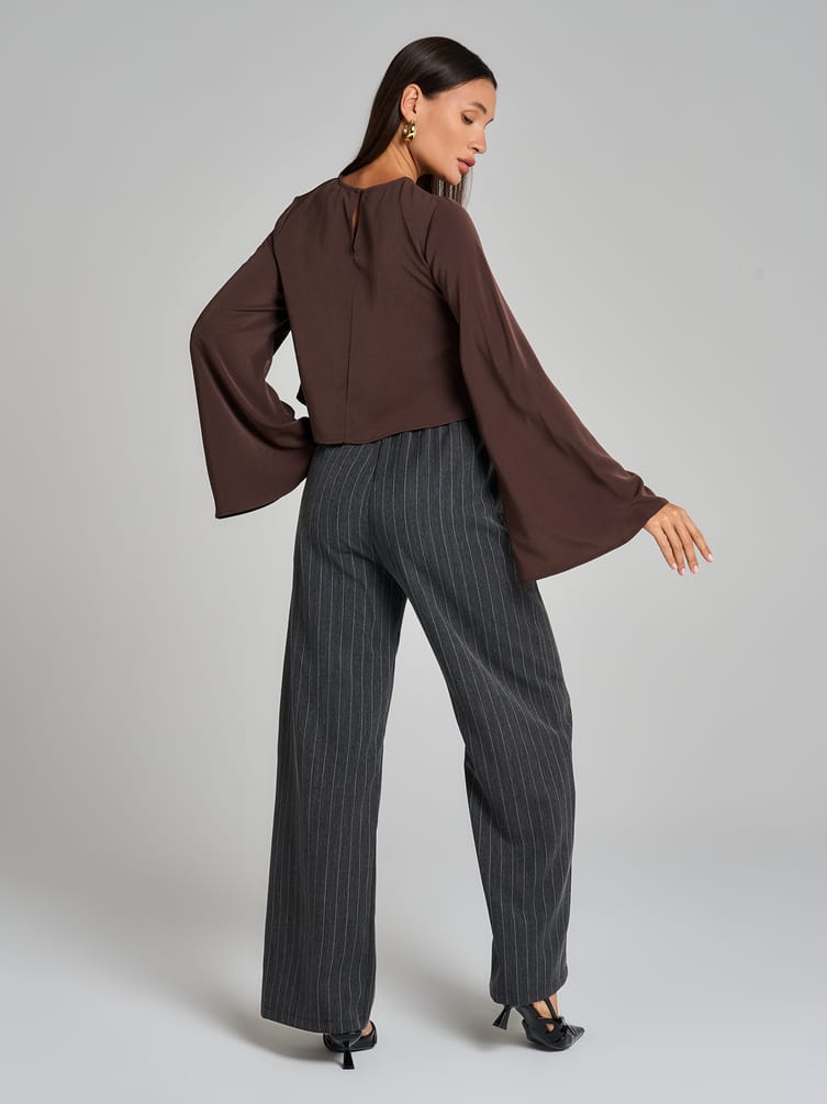 Блузка офисная нарядная с рукавом клеш