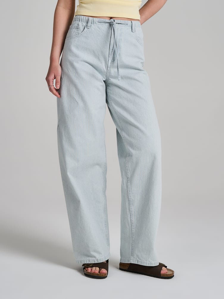 Широкие джинсы на резинке