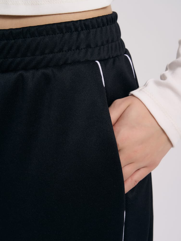 Спортивные брюки с лампасами