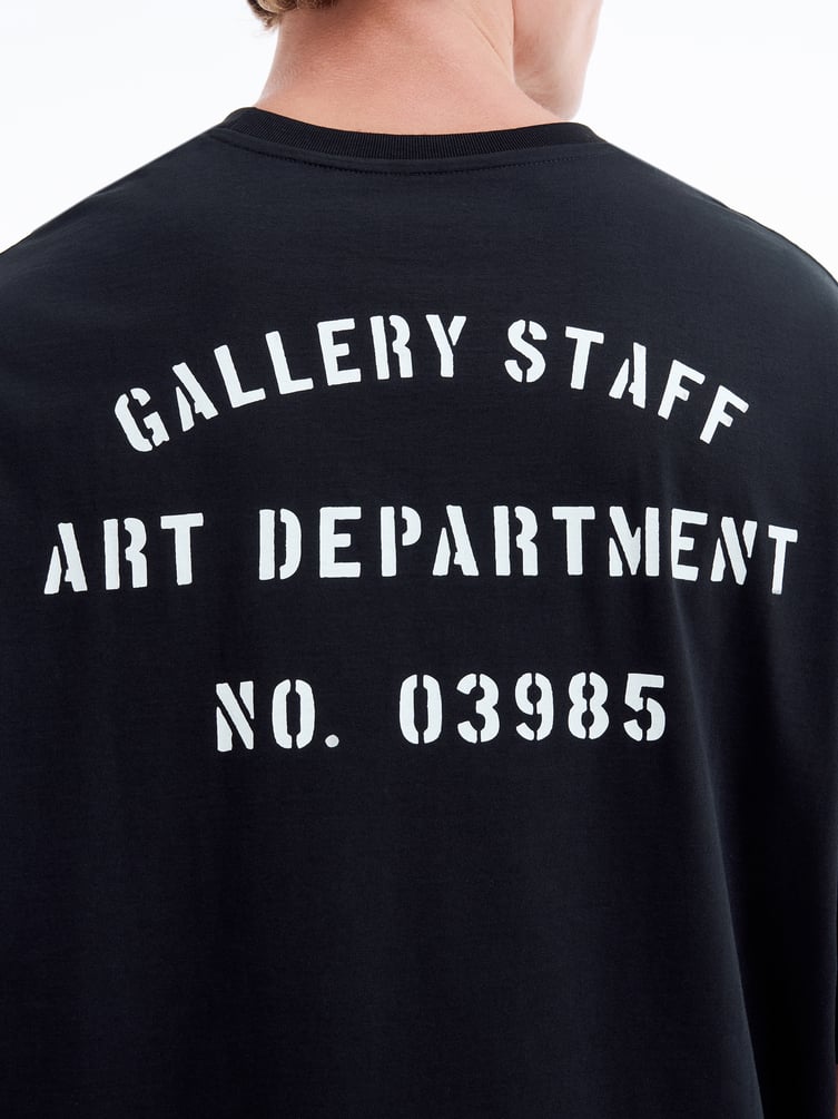 Футболка с принтом на спине