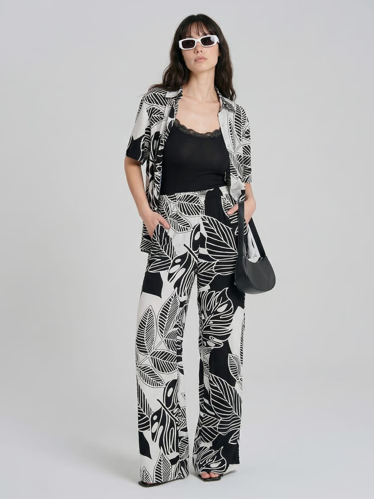 Костюм летний с рубашкой и брюками