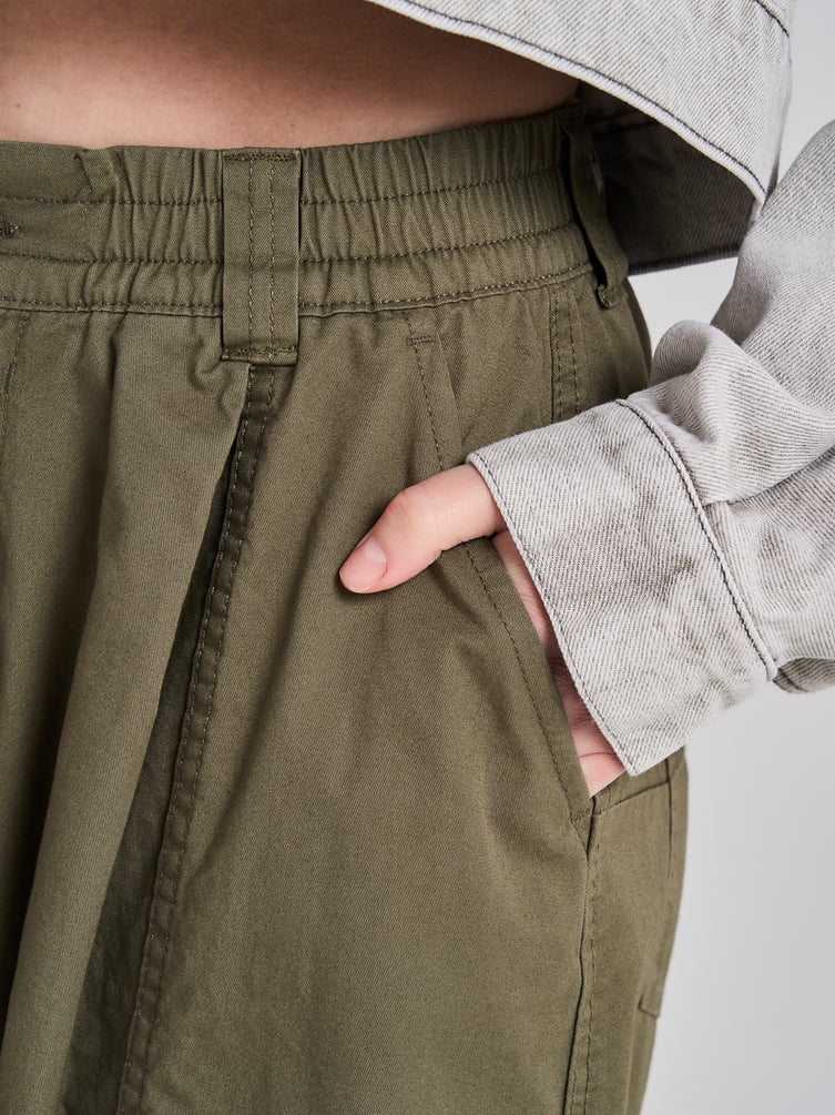 Брюки-бананы с защипами