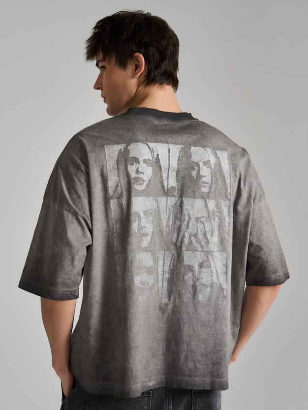 Футболка с вареным эффектом и принтом на спине