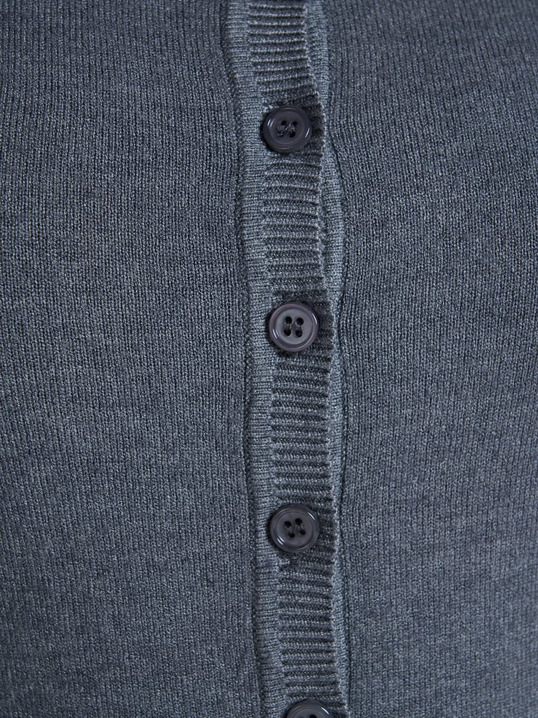 Кардиган на пуговицах с вышивкой