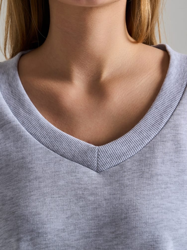 Свитшот с V-образным вырезом