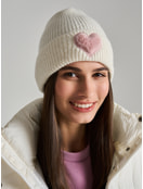 Вязаная шапка с плюшевым сердцем