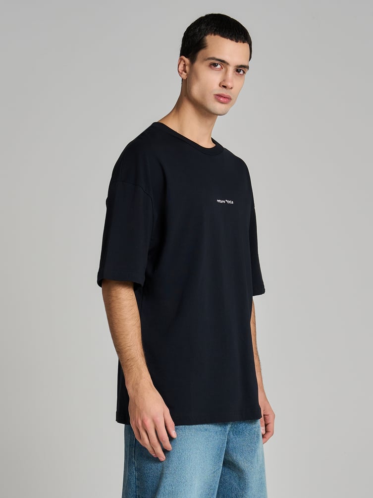 Футболка с принтом программного кода на спине