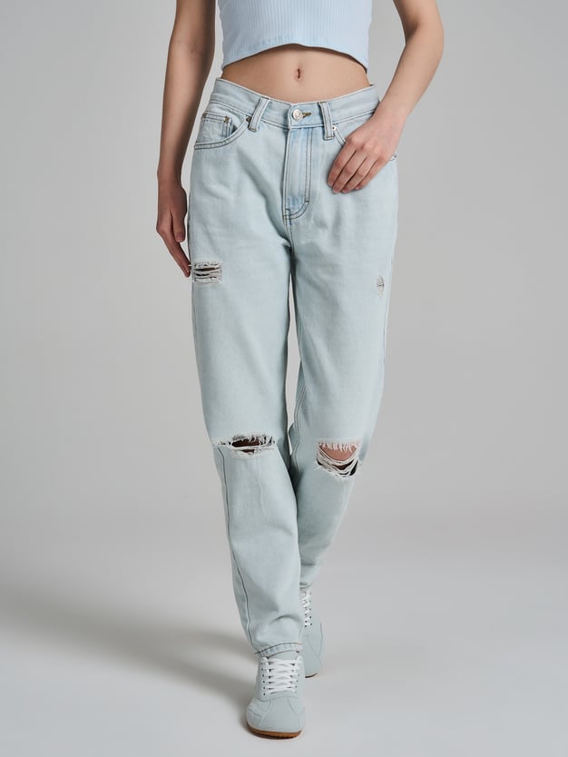 Джинсы момы с разрезами на коленках
