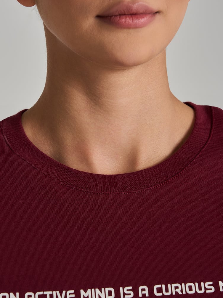 Лонгслив оверсайз с надписью на спине