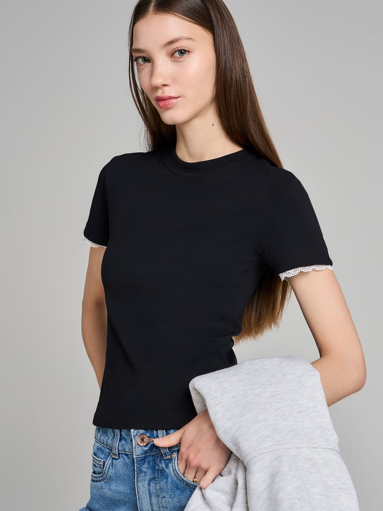 Короткая футболка с кружевом