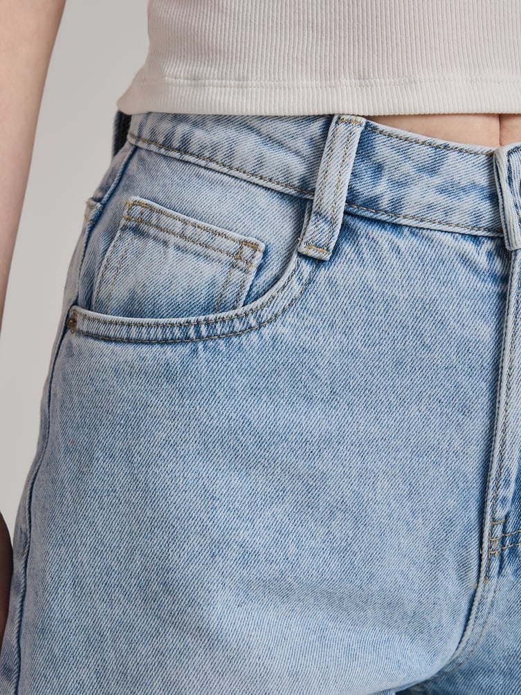 Джинсы Mom fit  с завышенной талией