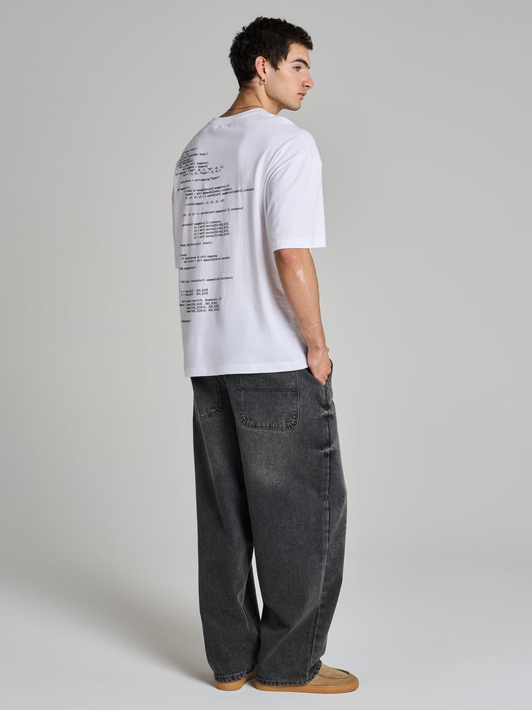 Футболка с принтом программного кода на спине