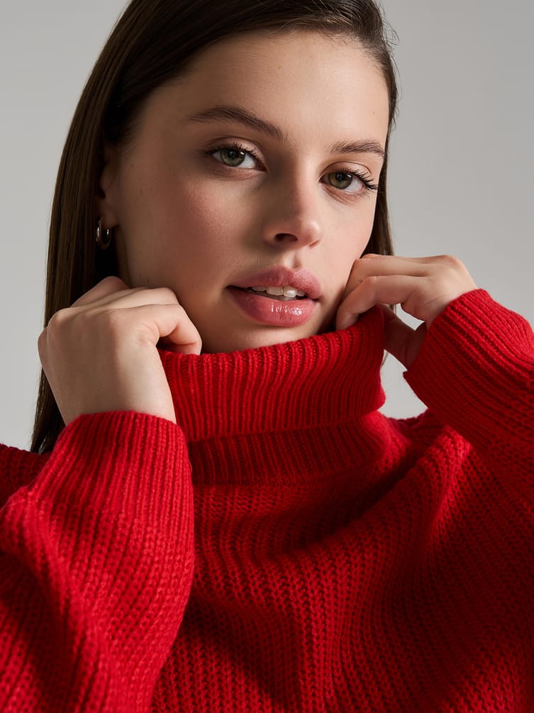 Свитер вязаный с высоким горлом