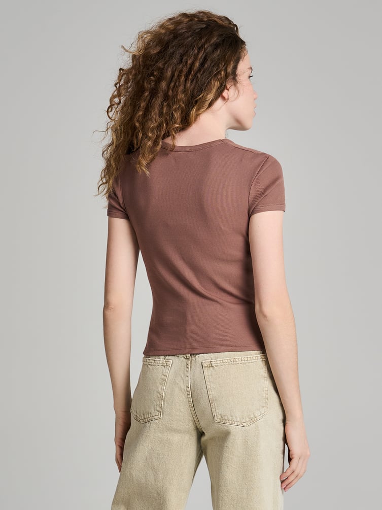 Футболка в рубчик с нашивкой