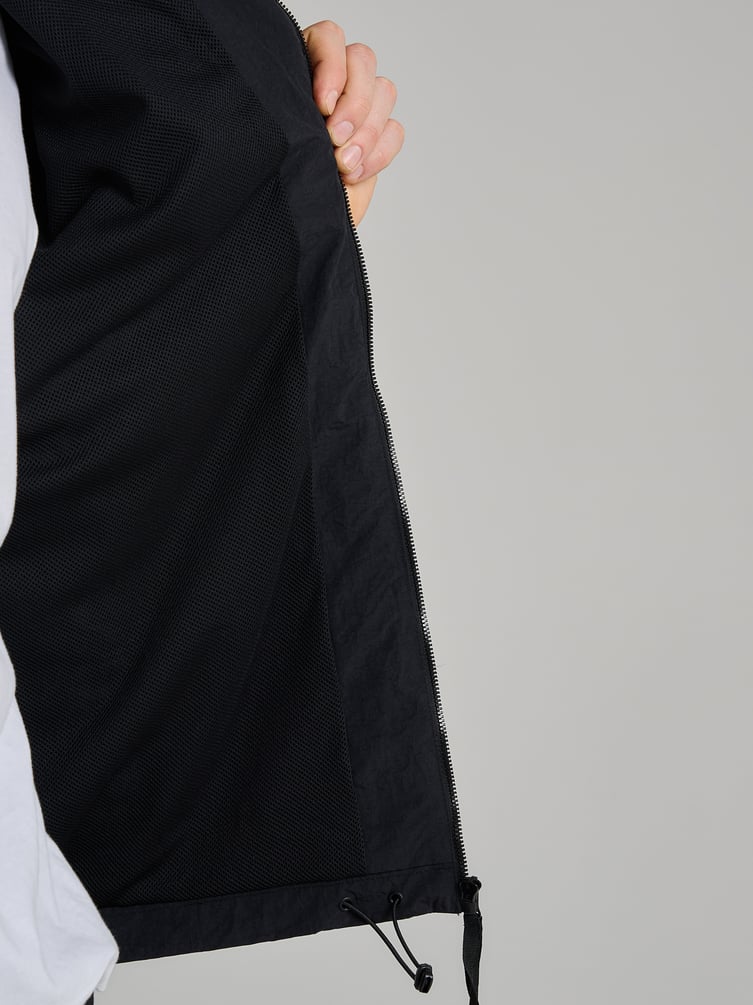 Ветровка демисезонная с капюшоном