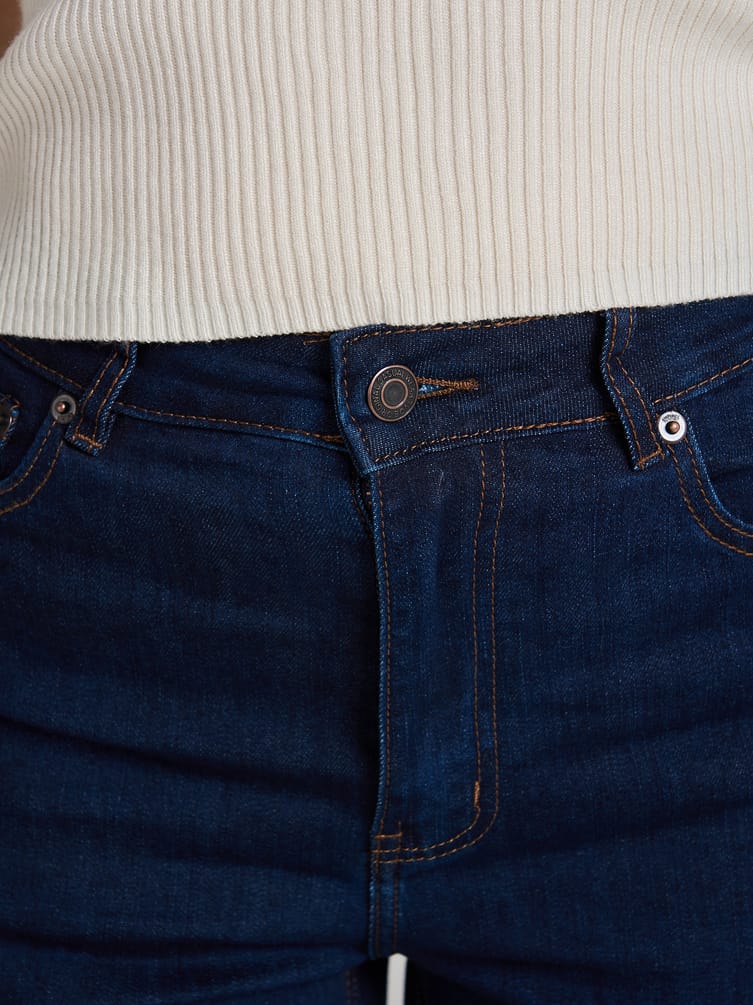 Джинсы клеш от колена